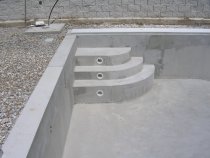 Vyzděné bazénové schodiště
